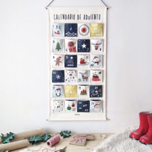 CALENDARIO DE ADVIENTO COLGADO JUNTO A BOTAS Y DETALLES DE NAVIDAD VISTA GENERAL