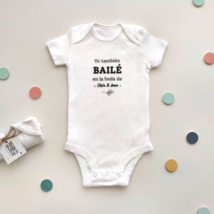 BODY PERSONALIZADO BODA CON COLORES Y COLOCADO JUNTO OTRO BODY ENROLLADO