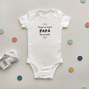 BODY MEJOR PAPÁ CON COLORES Y COLOCADO JUNTO OTRO BODY ENROLLADO