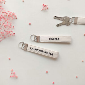 LLAVERO MAMA PERSONALIZADO COLOCADO JUNTO FLORES ROSAS