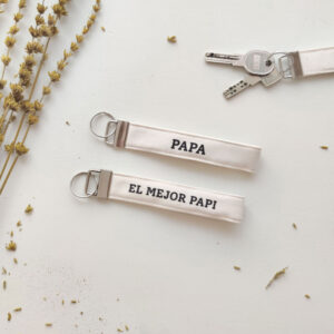 LLAVERO PAPA PERSONALIZADO JUNTO A FLORES VISTA GENERAL