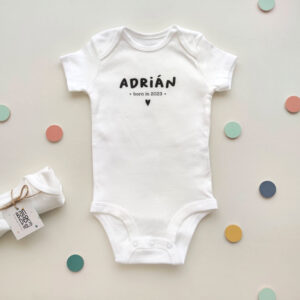 BODY PERSONALIZADO BORN IN ADRIAN ESTIRADO JUNTO A COLORES