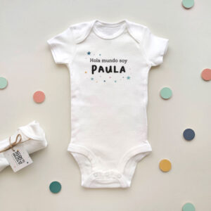 BODY PERSONALIZADO HOLA MUNDO EN CASTELLANO ESTIRADO JUNTO A COLORES