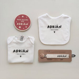 PACK BEBE BORN IN ADRIAN SEPARADO SOBRE FONDO GRIS