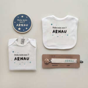 PACK BEBE HOLA MUNDO ARNAU SEPARADO SOBRE FONDO GRIS