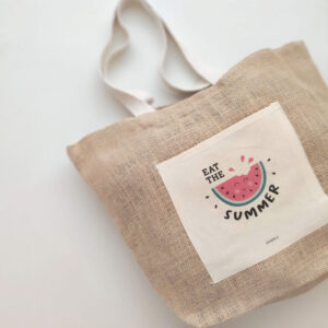 BOLSO YUTE EAT SUMMER COLOCADO SOBRE FONDO GRIS