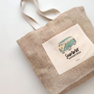 BOLSO YUTE SUMMER ADVENTURES COLOCADO SOBRE FONDO GRIS