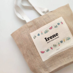 BOLSO YUTE SUMMER PERSONALIZADO COLOCADO SOBRE FONDO GRIS