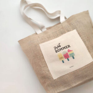 BOLSO YUTE SWEET SUMMER COLOCADO SOBRE FONDO GRIS