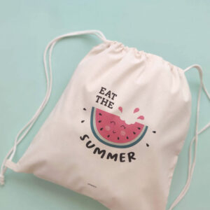 MOCHILA EAT SUMMER SOBRE FONDO VERDE