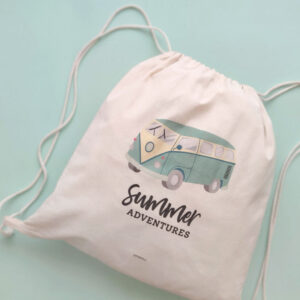 MOCHILA SUMMER ADVENTURES SOBRE FONDO VERDE