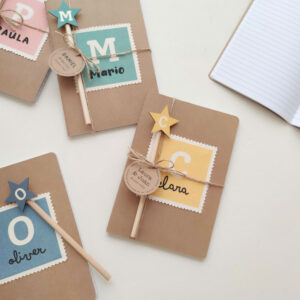 PACK LIBRETA Y LAPIZ PERSONALIZADOS CON ETIQUETA TIPOGRAFÍAS 2 Y 5