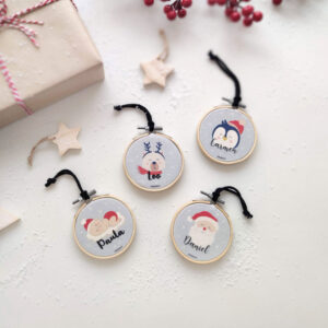 BOLA NAVIDAD PERSONALIZADA CHRISTMAS VIBES VARIAS COLOCADAS JUNTO A REGALO