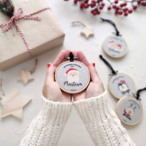 BOLA NAVIDAD PERSONALIZADA PRIMERA NAVIDAD CON FRASE EN CASTELLANO COGIDA CON MANOS