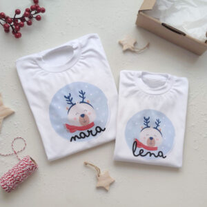 CAMISETA PERSONALIZADA NAVIDAD OSO POLAR DOBLADAS JUNTO A CAJA