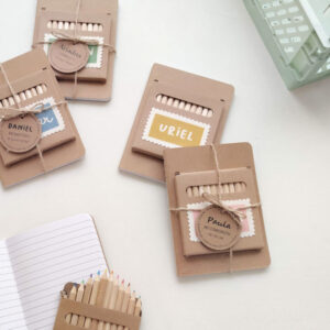PACK COLORES Y LIBRETA A6 PERSONALIZADOS CON CAJA Y LIBRETA ABIERTA