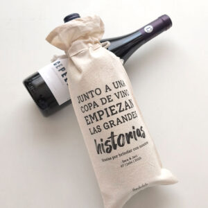 BOLSA PARA VINO HISTORIAS EN CASTELLANO COLOCADA SOBRE BOTELLA DE VINO