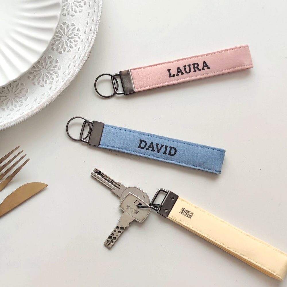 LLAVERO MARCASITIOS COLORS JUNTO A PLATO
