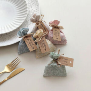 SAQUITO LAVANDA FLOWERS APOYADOS EN PLATO
