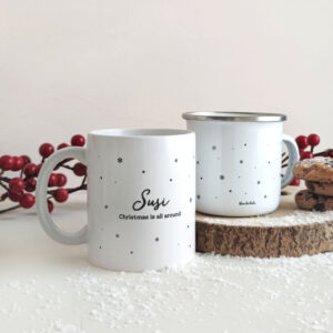TAZA CHRISTMAS IS ALL AROUND EN CERÁMICA Y METAL VISTA FRONTAL Y TRASERA